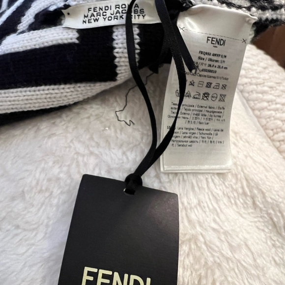 FENDI Monochrome Logo Beanie - Picture 3 of 3